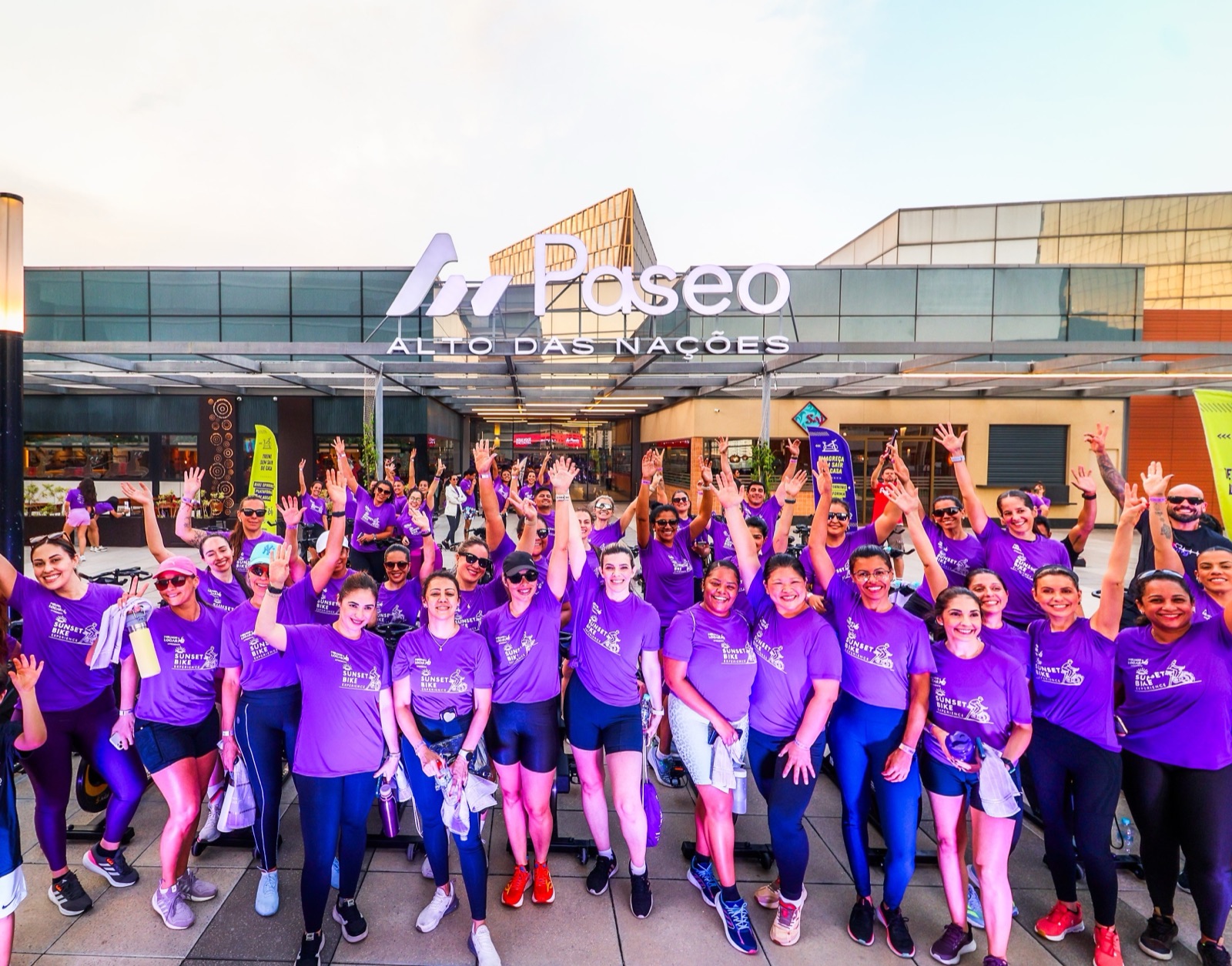 Grupo de participantes do Sunset Bike Experience no Paseo Alto das Nações