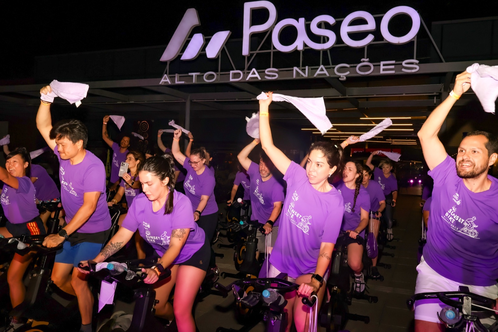 Maratona indoor noturna de spinning da Melhor Locar