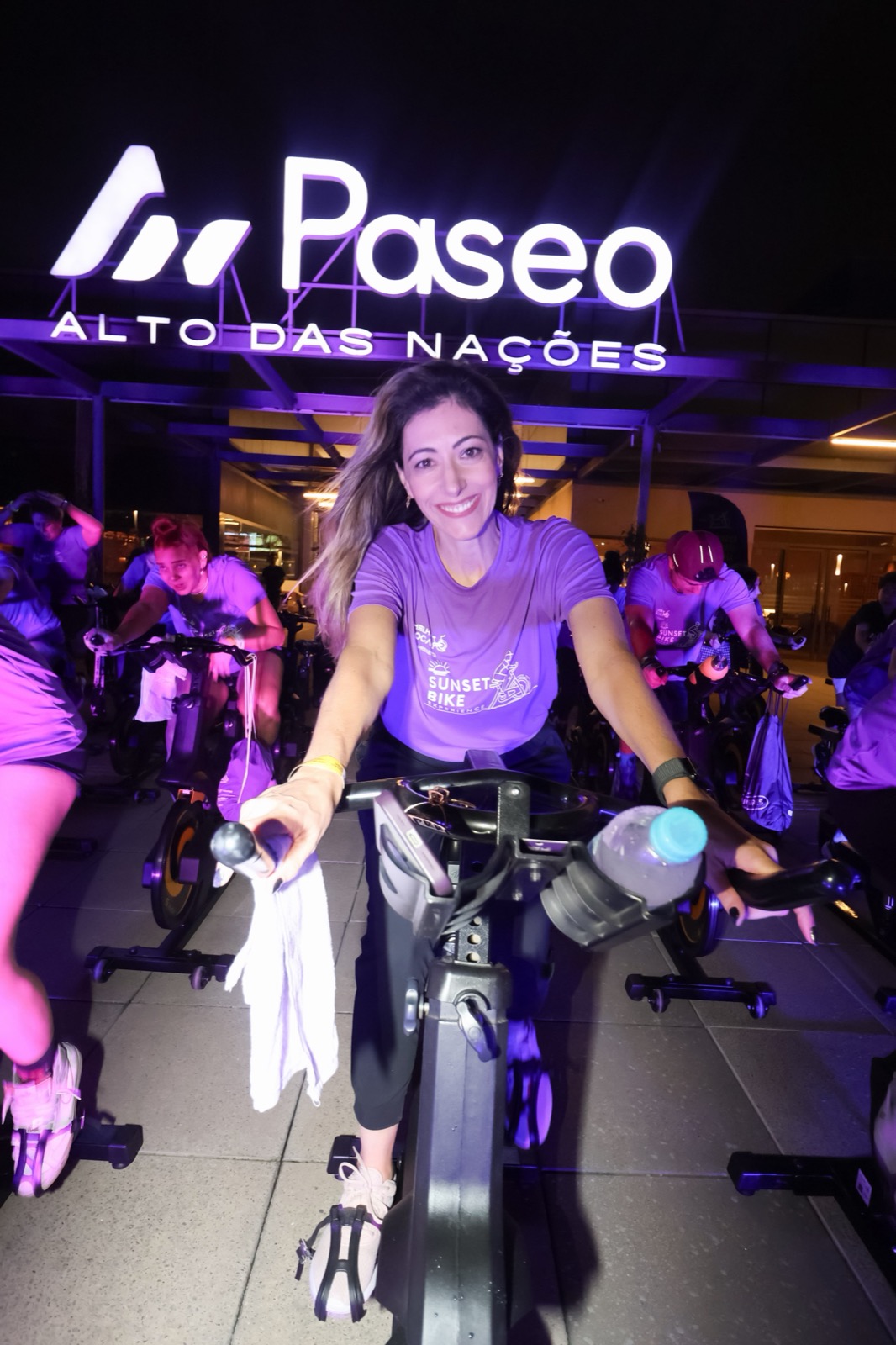 Participante sorrindo no Sunset Bike Experience da Melhor Locar